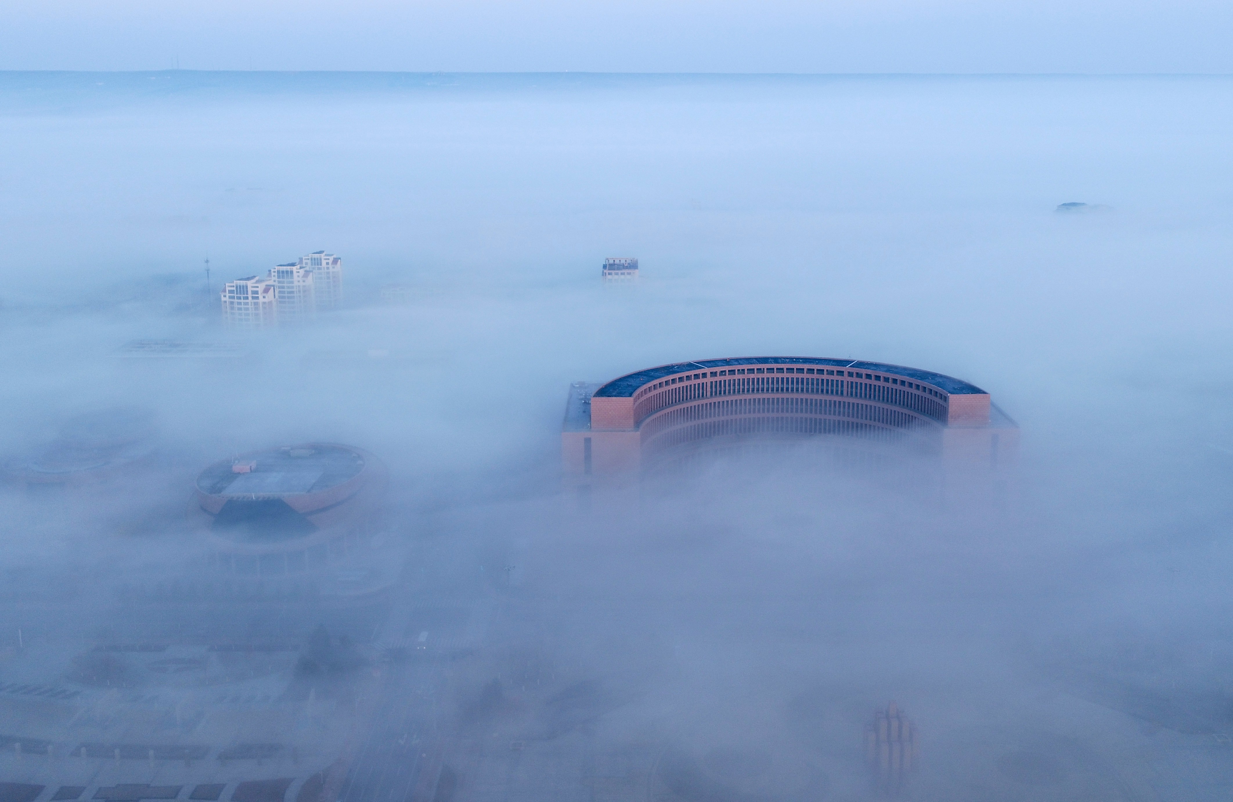 晨雾中的乌兰镇