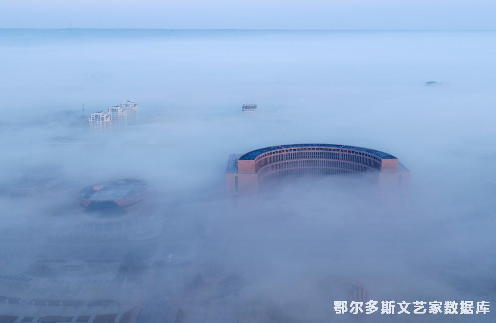 晨雾中的乌兰镇