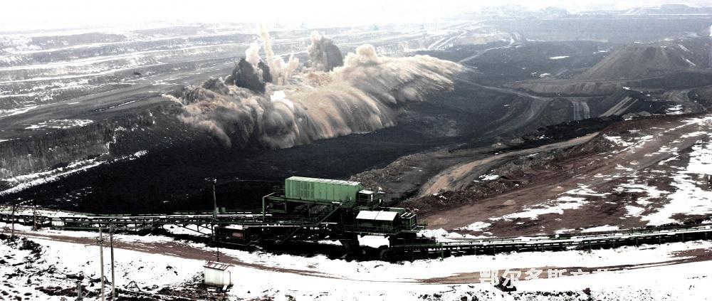 “中国矿山抛掷第一爆”                          2007年3月，国内首次矿山抛掷爆破在准能黑岱沟露天煤矿实施，被称为“中国矿山抛掷第一爆”。许荣摄